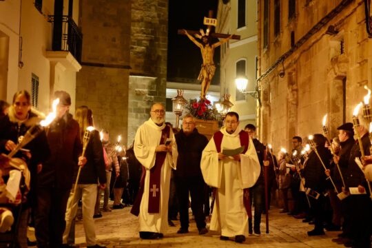 Viacrucis amb torxes 2026 a Ciutadella